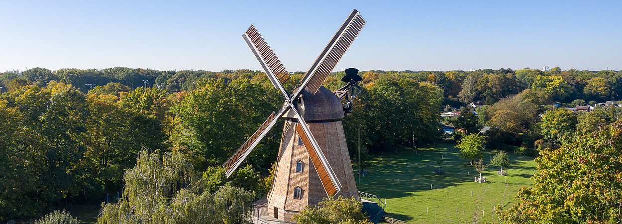 Luftbild der Britzer Mühle bei Sonnenschein