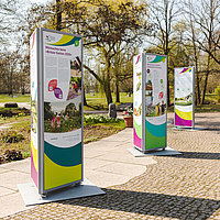 Drei Ausstellungstafeln informieren im Britzer Garten über die Pläne für die zukünftige Entwicklung des Parks