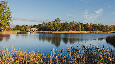 Der See des Britzer Gartens im Herbst