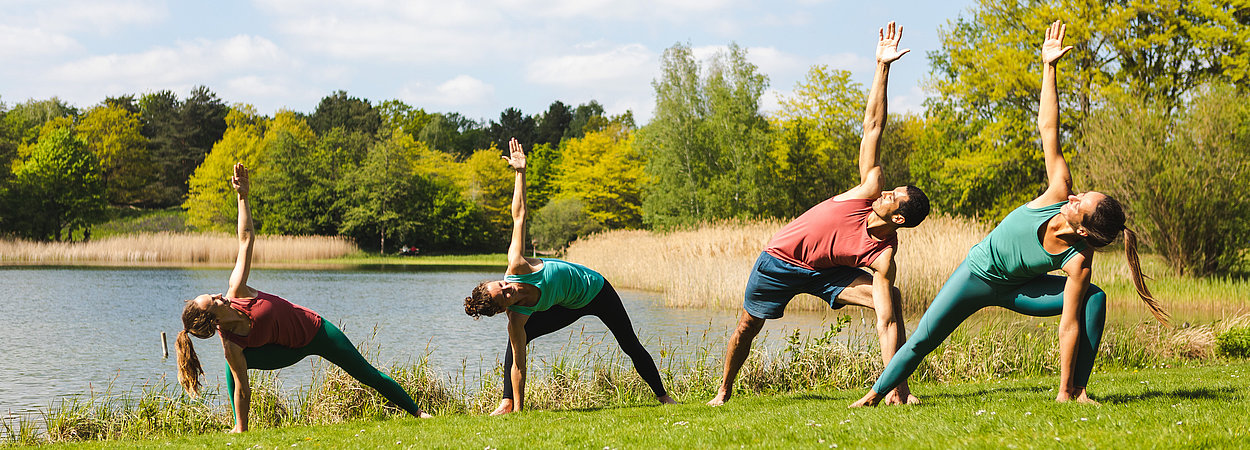 Sportler*innen machen eine Übung im Britzer Garten
